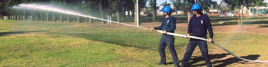 Práctica de mangueras contra incendio en exterior