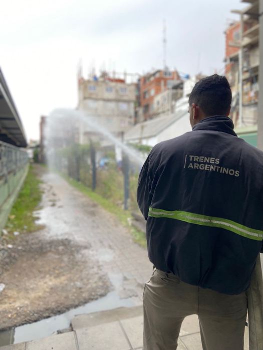 Uso de manguera contra incendios en campo